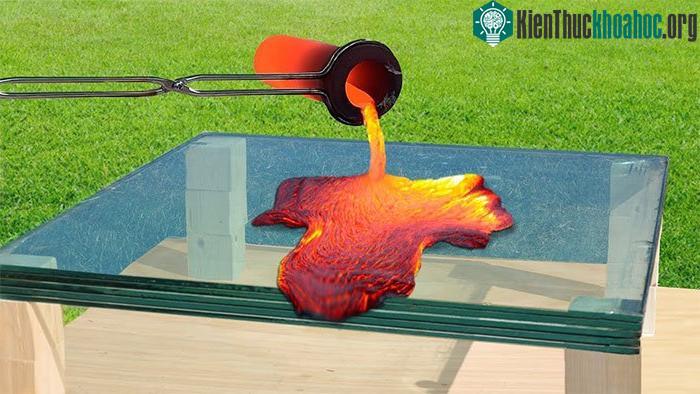 Khi gặp kính chống lửa và kính chống đạn, dung nham chỉ khiến mặt kính bị rạn nứt.