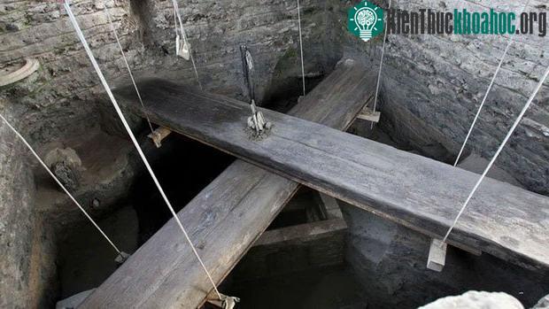 Công việc khai quật tại giếng cổ đã ngay lập tức được tiến hành sau sự việc kỳ lạ.