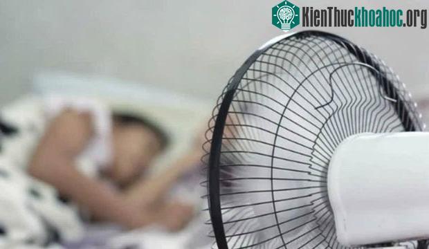 Quạt thổi trực tiếp vào đầu có thể gây ra thiếu máu ngoại vi, gây đau đầu.
