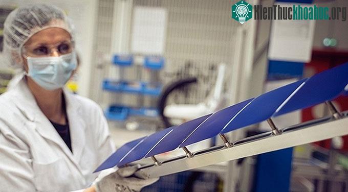 Công nghệ pin mặt trời mới có thể dán trực tiếp mái nhà ảnh 0