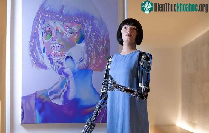 "Ai-Da" và bức chân dung tự họa.