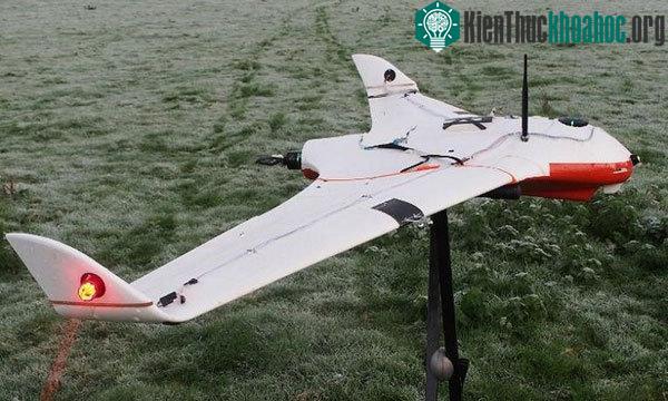 Mẫu drone phóng điện vào đám mây