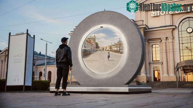 "Cánh cổng" đặt tại Lithuania cho phép người sử dụng liên lạc với "cánh cổng" còn lại, được đặt ở Ba Lan.