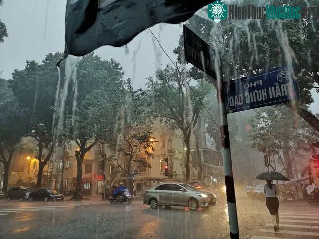 Tại Hà Nội, riêng chiều tối ngày 5/6 có mưa rào và dông rải rác.&nbsp;