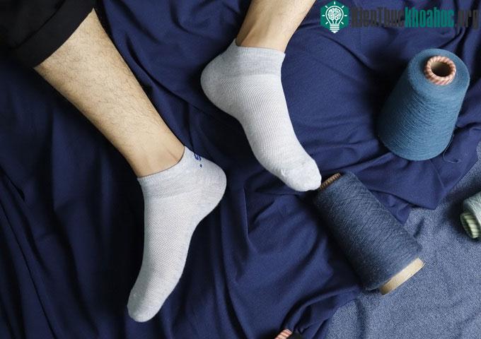 Những chiếc tất được làm từ chai nhựa thô cứng.