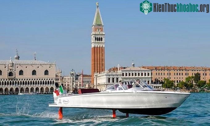 Mẫu thuyền cánh ngầm C-7 chạy thử ở Venice.