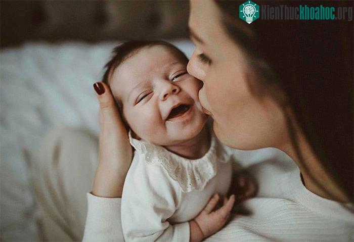 Trẻ sơ sinh có hệ miễn dịch yếu, rất dễ nhiễm các bệnh lây truyền qua đường hô hấp