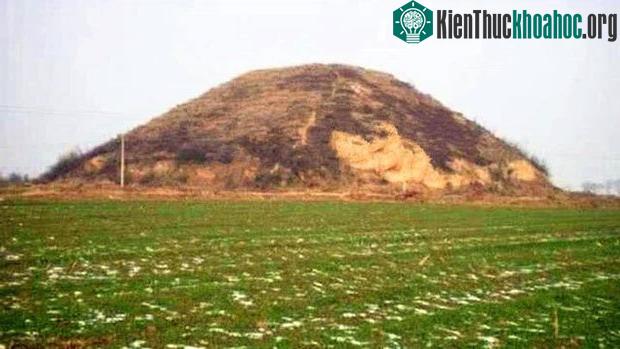 Khai quật lăng mộ trên ngọn đồi trọc cỏ khiến đội khảo cổ sợ hãi, yêu cầu người tới bảo vệ ảnh 0