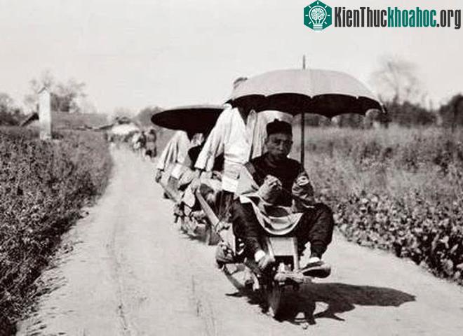 Ảnh cũ về nhà Thanh: Người dân coi máy bay là “con vật khổng lồ” ảnh 1
