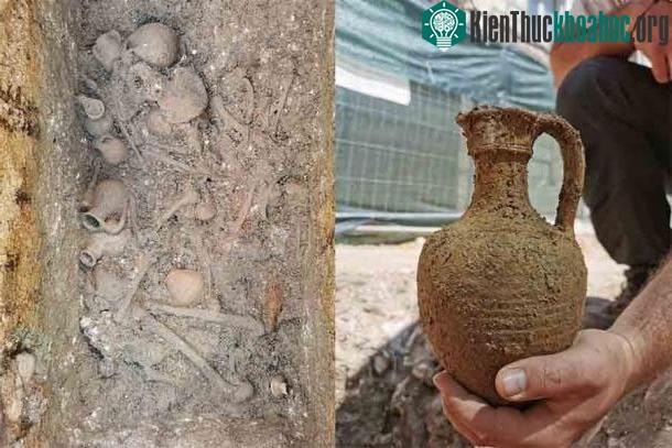 Một chiếc bình nhỏ được chôn cùng người chết