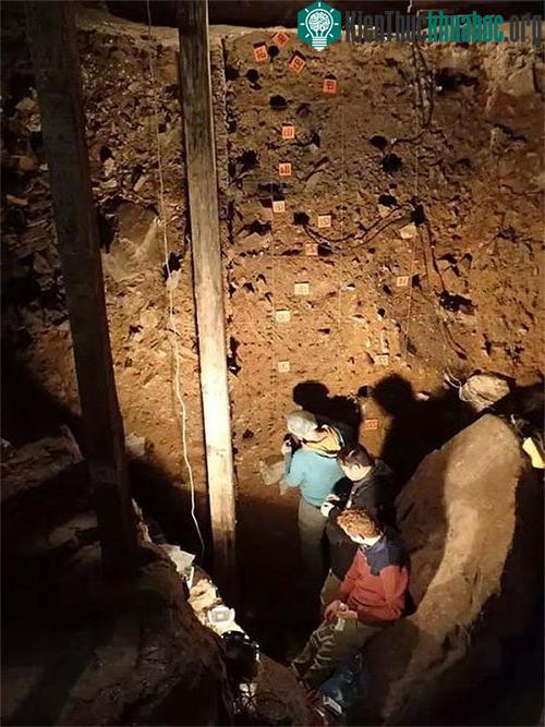 Các nhà khảo cổ đang làm việc trong hang