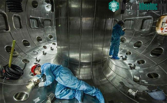 Bên trong lò phản ứng nhiệt hạch đang được thử nghiệm tại Trung Quốc