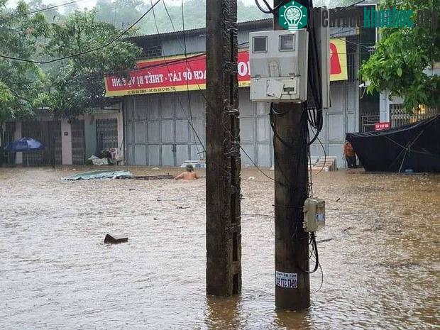 Nhiều người dân cố sơ tán tài sản