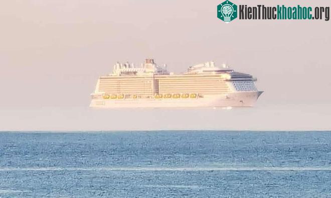 Du thuyền "Anthem of the Seas" như thể đang bay lơ lửng hôm 18/3 gần Bournemouth.