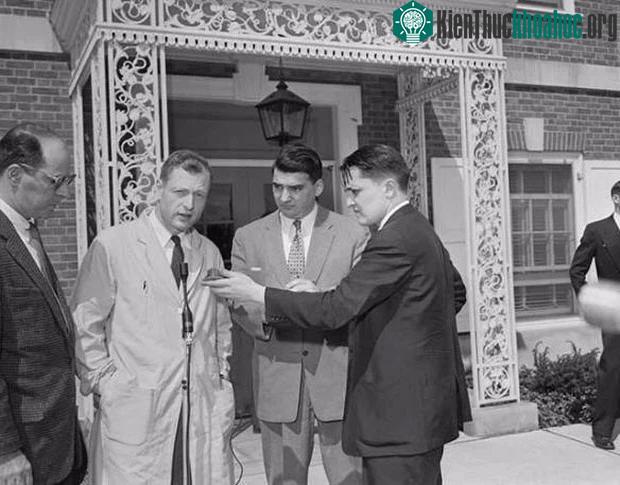Thomas Harvey được các phóng viên phỏng vấn tại Đại học Princeton