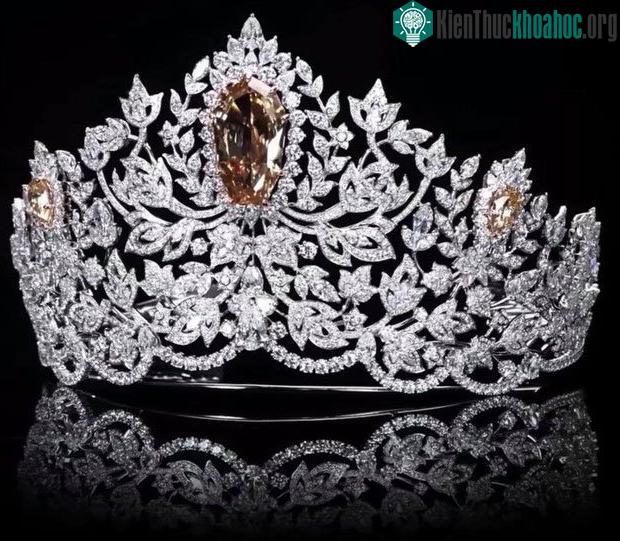 Chiếc vương miện chính là chiến lợi phẩm mà bất kì người đẹp nào cũng mong muốn sở hữu.