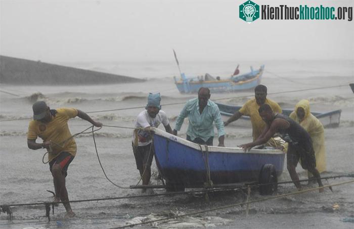 Hàng trăm nghìn người dân phải đi sơ tán.