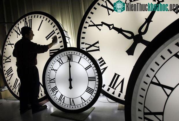 Tốc độ ánh sáng luôn không đổi và không có gì có thể truyền đi nhanh hơn tốc độ của nó.