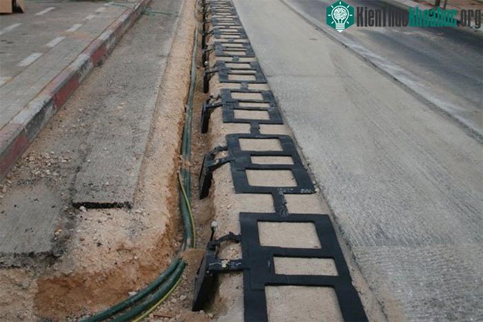 Lắp đặt các cuộn dây đồng nằm ẩn bên dưới lớp nhựa đường.