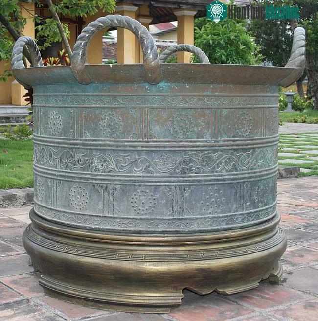 Tất cả những chiếc vạc đồng có kích thước to lớn, từ vài trăm đến vài ngàn cân.