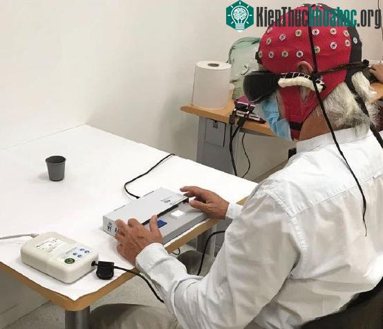 Sau một thời gian, người đàn ông khiếm thị đã nhìn ra được cuốn sách đặt trên bàn trước mặt.