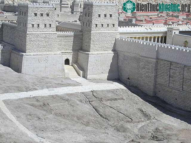 Tái hiện một phần bức tường thành Jerusalem.