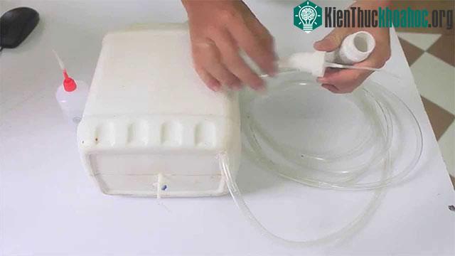 Các bạn hãy khoan cho mình 1 lỗ để có thể vừa với đường ống và đưa ống vào bên trong.