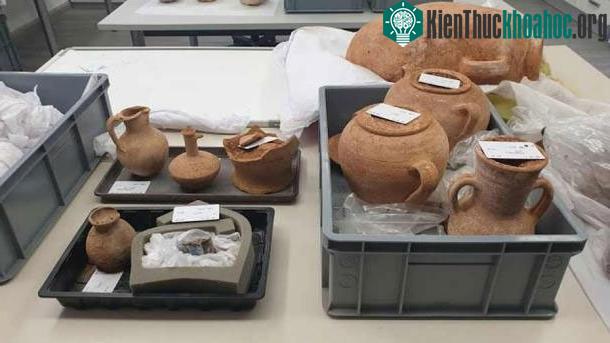 Các hiện vật được đưa về phòng thí nghiệm