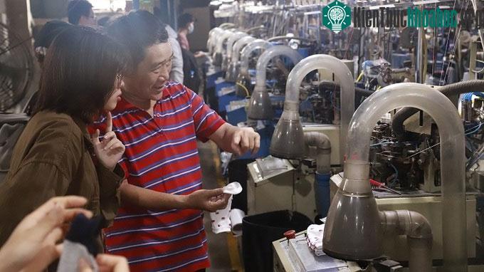 Nhóm Re.socks xuống nhà máy để tìm hiểu quy trình dệt tất.