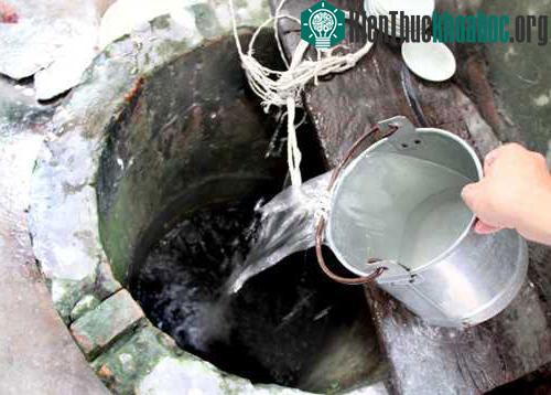 Bằng mắt thường cũng có thể nhận biết được nước giếng khoan có ô nhiễm hay không.