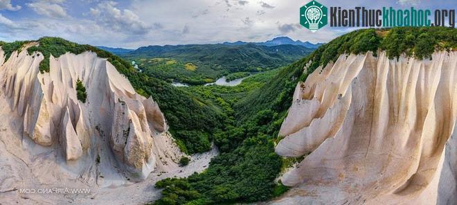 Thung lũng trắng nằm ở Kamchatka, Nga.