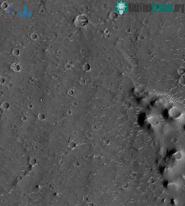 Bức ảnh thể hiện một phần của bồn địa Utopia Planitia trên sao Hỏa.
