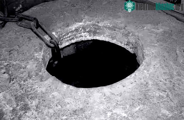 Tương truyền phía dưới giếng trấn áp một con rồng già, bị trói bởi một sợi xích sắt rất to.
