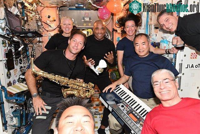 Tiệc sinh nhật trên ISS cho phi hành gia Victor Glover (đầu trọc).