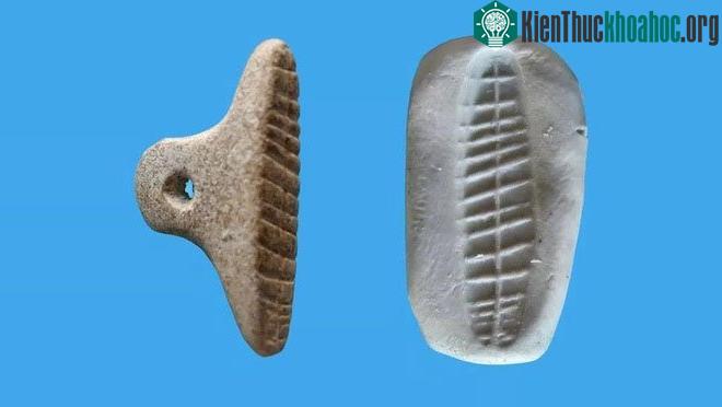 Con dấu cổ đại (phải) và miếng đất sét có tác dụng như phần xi niêm phong của thời hiện đại