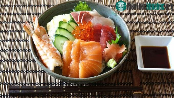 Chirashi sushi