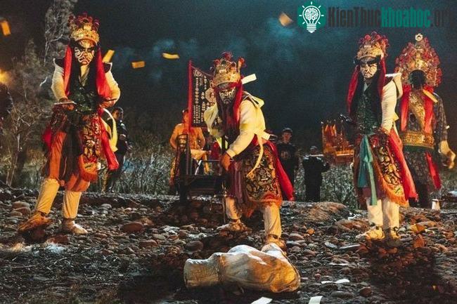 Đây là nghi lễ dành cho những người chết bằng cách treo cổ.&nbsp;
