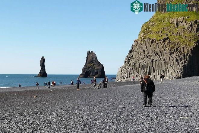 Reynisfjara là một trong những điểm du lịch chính ở Iceland.