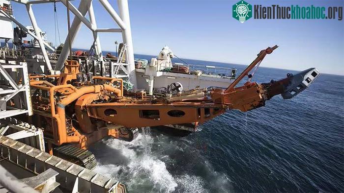 Tàu khai thác kim cương hoạt động ngoài khơi Đại Tây Dương.