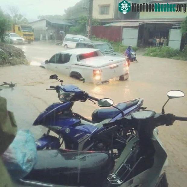 Nhiều phương tiện chìm trong nước