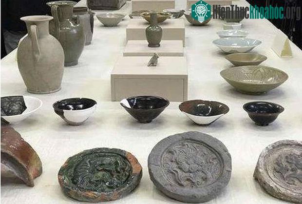 Rất nhiều đồ gốm sứ cổ được tìm thấy.