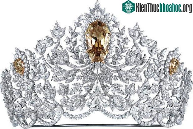 Chiếc vương miện này là một tác phẩm độc đáo, được chế tác thủ công.