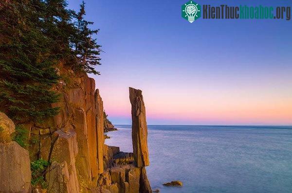 Đá thăng bằng, Digby, Nova Scotia, Canada
