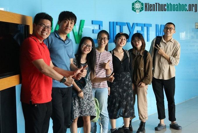 Bình (ngoài cùng bên trái) và cộng sự trong một lần làm việc với đối tác.