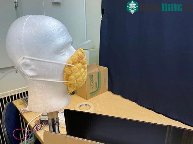 Người Nhật lại có thêm một sáng chế thú vị: Khẩu trang làm từ những chiếc bánh mì dưa gang ảnh 2
