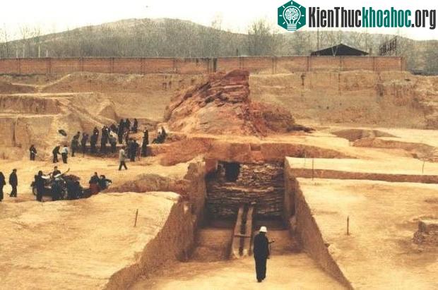 Khai quật lăng mộ trên ngọn đồi trọc cỏ khiến đội khảo cổ sợ hãi, yêu cầu người tới bảo vệ ảnh 2
