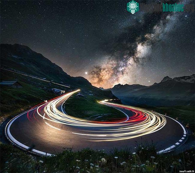 Hình ảnh đèo Klausen ở Thụy Sĩ được Alex sử dụng phương pháp phơi sáng.