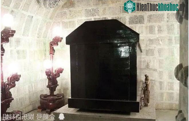 Ngôi mộ Bao Công được bài trí đơn giản dù có quy mô lớn.