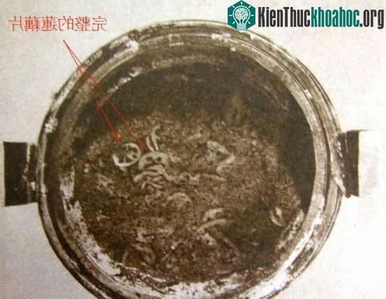 Nồi canh củ sen còn nguyên vẹn.
