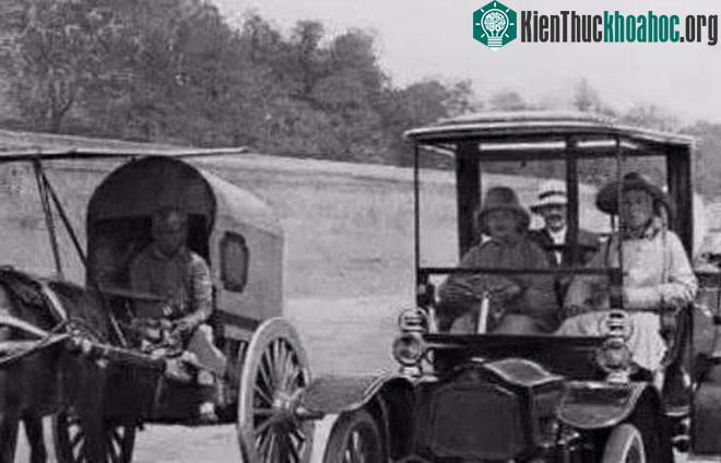 Ảnh cũ về nhà Thanh: Người dân coi máy bay là “con vật khổng lồ” ảnh 3